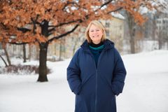.Bente Lier i Norsk Friluftsliv, fotografert utendørs på vinteren, med snø på bakken.