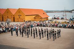Bilde av kongens garde, stilt opp i Stavern ved sjøen