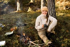 Kvinner i skogen som brenner bål.