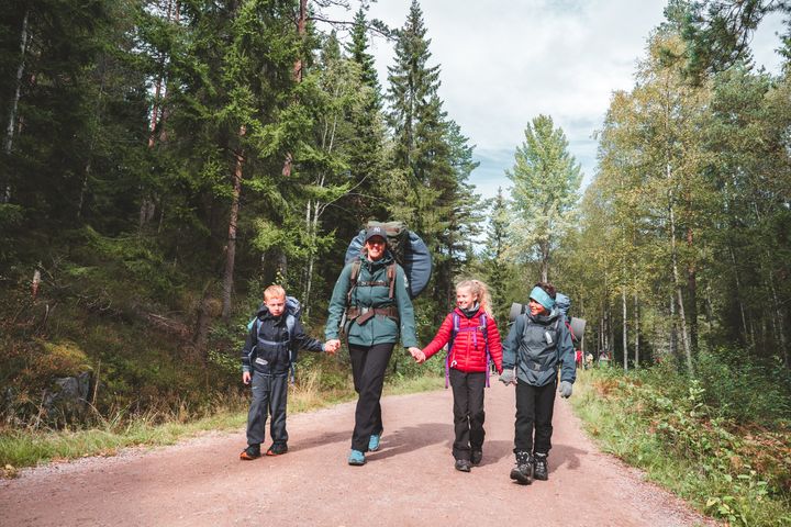 Barn på tur i skogen
